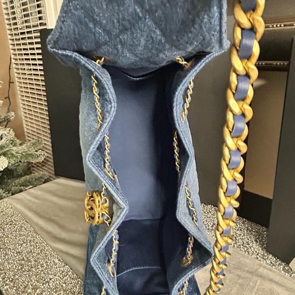 CHANEL 25 Small Handbag (26P) Washed Denim and Gold Tone Metal - Picture 16 of 17